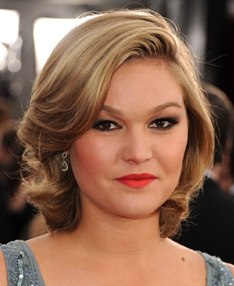 The American actress Julia Stiles was born on March 28, 1981 to Judith Newcomb Stiles and John O&#39;Hara. She started her professional acting career in 1993 ... - Julia-Stiles