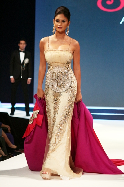 Pia Wurtzbach Miss Universe 2015 Body Measurements Bra Size Height
