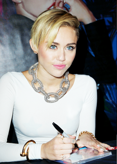 Miley Cyrus Height Weight Bra Size