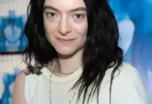 Lorde photo showing her curly dark hair