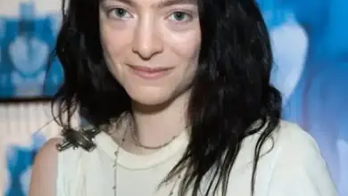 Lorde photo showing her curly dark hair