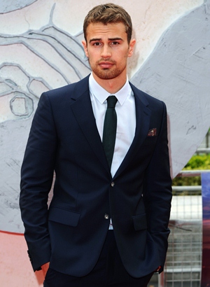 Theo James Body Measurements Height Weight Biceps Shoe Size Vital ...