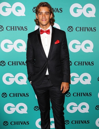 Brenton thwaites height weight body measurements shoe size age stats