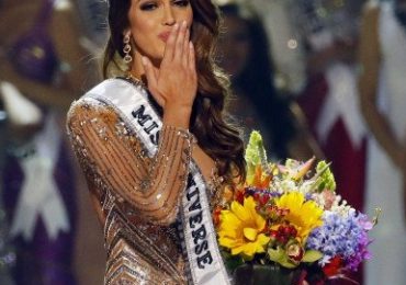 Iris Mittenaere Crowned Miss Universe 2017