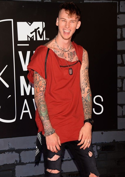 Machine Gun Kelly Height Weight Body Shape