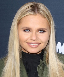 Singer Alli Simpson