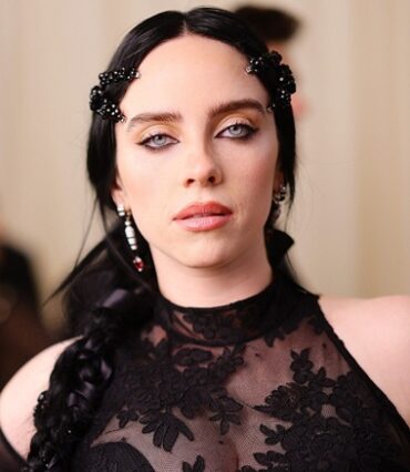 Billie Eilish Body Measurements Height Weight Bra Size Shoe Vital