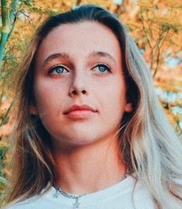 Emma Chamberlain Body Measurements Height Weight Bra Size Age Stats Facts