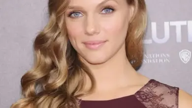 Actress Tracy Spiridakos at a event
