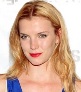 Actress Betty Gilpin