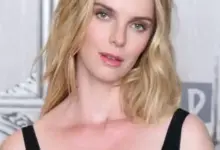 Betty Gilpin Face