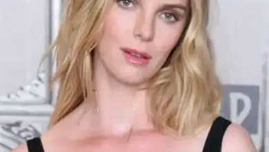 Betty Gilpin Face