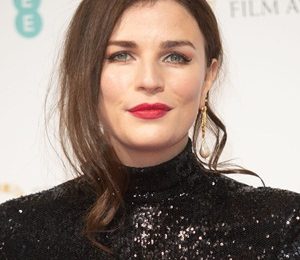 Aisling Bea Height Weight Body Measurements Shoe Size Facts