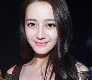 Dilraba Dilmurat Height Weight Shoe Size Body Measurements Family