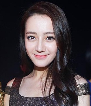 Dilraba Dilmurat Height Weight Shoe Size Body Measurements Family Bio