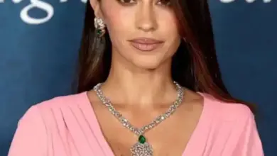 Antonela Roccuzzo dark-haired headshot