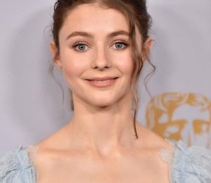 Thomasin McKenzie Height Weight Body Measurements Family