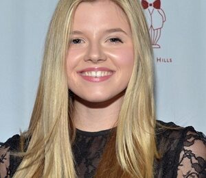 Ana Mulvoy-Ten Body Measurements Height Weight Shoe Size Statistics