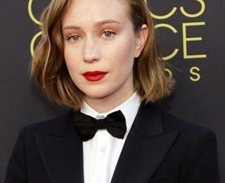 Hannah Einbinder Body Measurements Height Weight Shoe Size