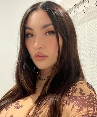 Model Yumi Nu