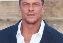 Alan Ritchson smiling at a event