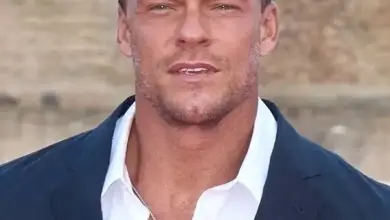 Alan Ritchson smiling at a event