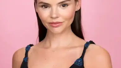 Eline Powell Face